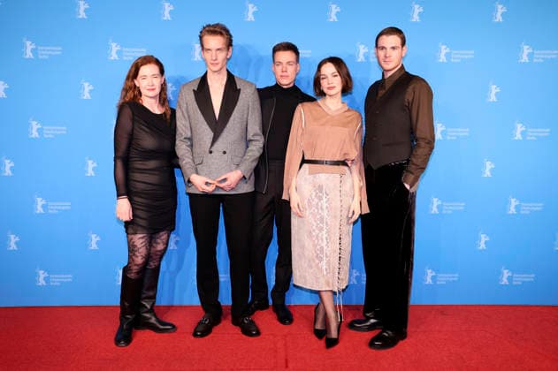 Julika Jenkins, Paul Boche, Kai Stänicke, Emilia Schüle und Philip Froissant beim Photocall zum Kinofilm Der Heimatlose Trial of Hein auf der Berlinale 2026 76. Internationale Filmfestspiele Berlin im Hotel Grand Hyatt. Berlin, 13.02.2026