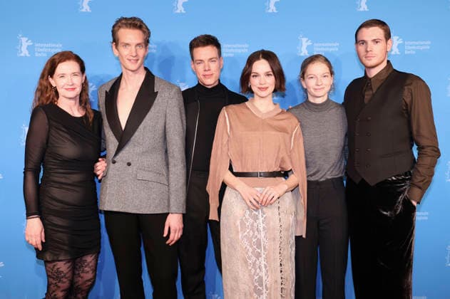 Julika Jenkins, Paul Boche, Kai Stänicke, Emilia Schüle, Stephanie Amarell und Philip Froissant beim Photocall zum Kinofilm Der Heimatlose Trial of Hein auf der Berlinale 2026 76. Internationale Filmfestspiele Berlin im Hotel Grand Hyatt. Berlin, 13.02.2026