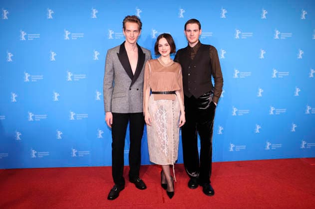 Paul Boche, Emilia Schüle undPhilip Froissant beim Photocall zum Kinofilm Der Heimatlose Trial of Hein auf der Berlinale 2026 76. Internationale Filmfestspiele Berlin im Hotel Grand Hyatt. Berlin, 13.02.2026