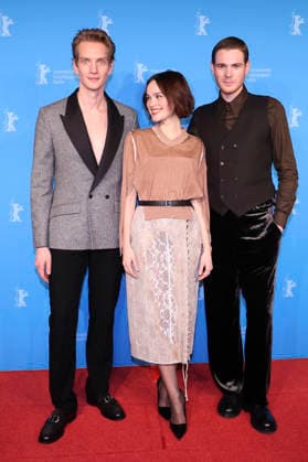Paul Boche, Emilia Schüle undPhilip Froissant beim Photocall zum Kinofilm Der Heimatlose Trial of Hein auf der Berlinale 2026 76. Internationale Filmfestspiele Berlin im Hotel Grand Hyatt. Berlin, 13.02.2026
