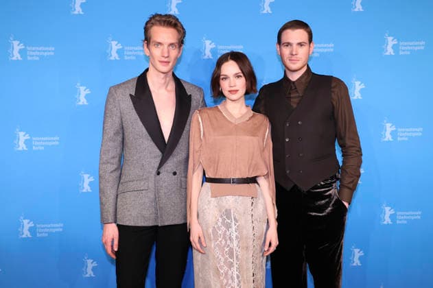 Paul Boche, Emilia Schüle undPhilip Froissant beim Photocall zum Kinofilm Der Heimatlose Trial of Hein auf der Berlinale 2026 76. Internationale Filmfestspiele Berlin im Hotel Grand Hyatt. Berlin, 13.02.2026