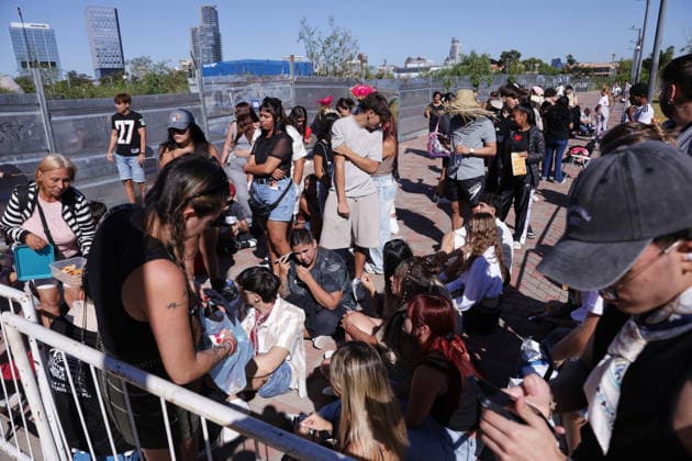 Fans line up early for Bad Bunny concert in Buenos Aires BUENOS AIRES, ARGENTINA - FEBRUARY 13: Fans of Puerto Rican artist Bad Bunny gather from the early hours of Friday to secure their spots outside the concert venue in Buenos Aires, Argentina, on February 13, 2026. The performance is part of his global DEBI TIRAR MAS FOTOS tour, which has sparked massive anticipation among Argentine fans. Luciano Gonzalez Anadolu Buenos Aires Argentina. Editorial use only. Please get in touch for any other usage.  Copyright: x2026xAnadoluxLucianoxGonzalezx