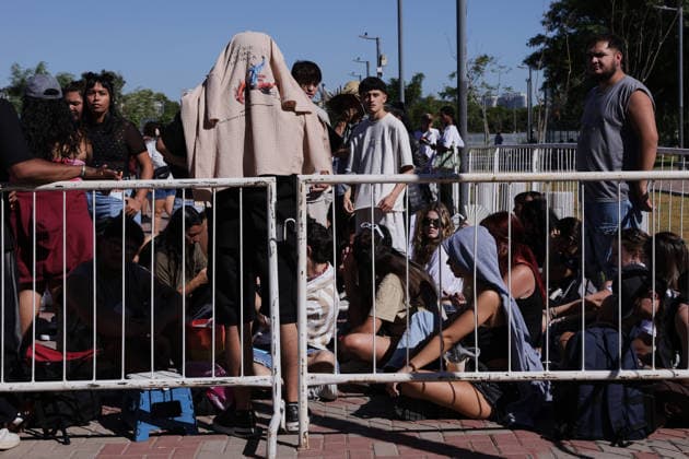 Fans line up early for Bad Bunny concert in Buenos Aires BUENOS AIRES, ARGENTINA - FEBRUARY 13: Fans of Puerto Rican artist Bad Bunny gather from the early hours of Friday to secure their spots outside the concert venue in Buenos Aires, Argentina, on February 13, 2026. The performance is part of his global DEBI TIRAR MAS FOTOS tour, which has sparked massive anticipation among Argentine fans. Luciano Gonzalez Anadolu Buenos Aires Argentina. Editorial use only. Please get in touch for any other usage.  Copyright: x2026xAnadoluxLucianoxGonzalezx