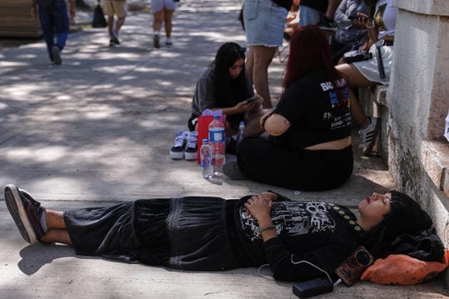 Fans line up early for Bad Bunny concert in Buenos Aires BUENOS AIRES, ARGENTINA - FEBRUARY 13: Fans of Puerto Rican artist Bad Bunny gather from the early hours of Friday to secure their spots outside the concert venue in Buenos Aires, Argentina, on February 13, 2026. The performance is part of his global DEBI TIRAR MAS FOTOS tour, which has sparked massive anticipation among Argentine fans. Luciano Gonzalez Anadolu Buenos Aires Argentina. Editorial use only. Please get in touch for any other usage.  Copyright: x2026xAnadoluxLucianoxGonzalezx