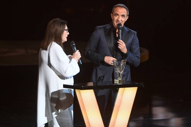 41st Les Victoires De La Musique Award Ceremony - Paris Nana Mouskouri (L) accepts an Honorary Award from Nikos Aliagas (R) during the 41st Les Victoires De La Musique Award Ceremony at La Seine Musicale on February 13, 2026 in Boulogne-Billancourt, France. Photo by Franck Castel ABACAPRESS.COM Paris France  Copyright: xCastelxFranck ABACAx