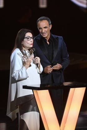41st Les Victoires De La Musique Award Ceremony - Paris Nana Mouskouri (L) accepts an Honorary Award from Nikos Aliagas (R) during the 41st Les Victoires De La Musique Award Ceremony at La Seine Musicale on February 13, 2026 in Boulogne-Billancourt, France. Photo by Franck Castel ABACAPRESS.COM Paris France  Copyright: xCastelxFranck ABACAx
