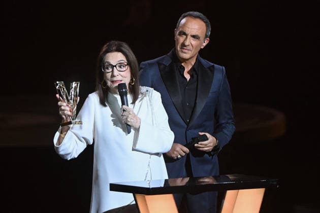 41st Les Victoires De La Musique Award Ceremony - Paris Nana Mouskouri (L) accepts an Honorary Award from Nikos Aliagas (R) during the 41st Les Victoires De La Musique Award Ceremony at La Seine Musicale on February 13, 2026 in Boulogne-Billancourt, France. Photo by Franck Castel ABACAPRESS.COM Paris France  Copyright: xCastelxFranck ABACAx