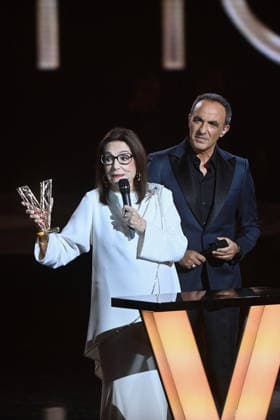 41st Les Victoires De La Musique Award Ceremony - Paris Nana Mouskouri (L) accepts an Honorary Award from Nikos Aliagas (R) during the 41st Les Victoires De La Musique Award Ceremony at La Seine Musicale on February 13, 2026 in Boulogne-Billancourt, France. Photo by Franck Castel ABACAPRESS.COM Paris France  Copyright: xCastelxFranck ABACAx
