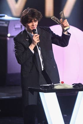 41st Les Victoires De La Musique Award Ceremony - Paris Sam Sauvage receives the Male Newcomer of the year Award during the 41st Les Victoires De La Musique Award Ceremony at La Seine Musicale on February 13, 2026 in Boulogne-Billancourt, France. Photo by Franck Castel ABACAPRESS.COM Paris France  Copyright: xCastelxFranck ABACAx