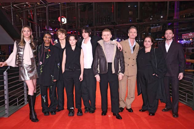 Este Haim, Jasmine Elcock, Conrad Khan, Bella Ramsey, Earl Cave, George Jaques, Neil Patrick Harris, Jessica Gunning und Ken Petrie beim Photocall zum Kinofilm Sunny Dancer auf der Berlinale 2026 76. Internationale Filmfestspiele Berlin auf dem Red Carpet vom Berlinale Palast. Berlin, 13.02.2026