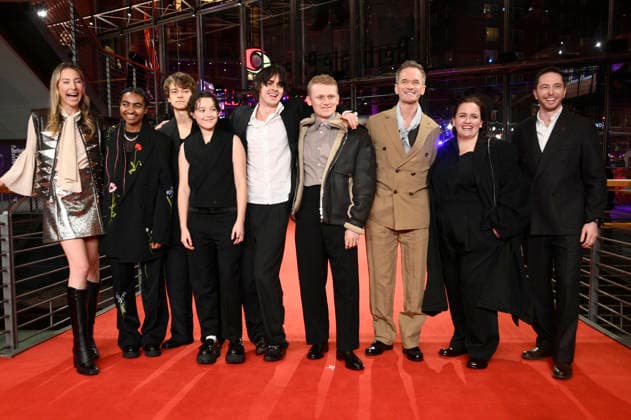 Este Haim, Jasmine Elcock, Conrad Khan, Bella Ramsey, Earl Cave, George Jaques, Neil Patrick Harris, Jessica Gunning und Ken Petrie beim Photocall zum Kinofilm Sunny Dancer auf der Berlinale 2026 76. Internationale Filmfestspiele Berlin auf dem Red Carpet vom Berlinale Palast. Berlin, 13.02.2026