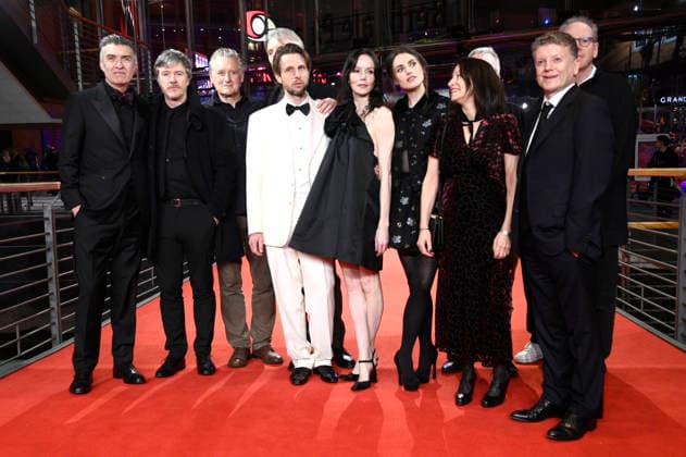 Mark O Halloran, Barry Ward, Bill Pullman, Grant Gee, Anders Danielsen Lie, Valene Kane, Katie McGrath, Janine Marmot, Alan Maher und Gast bei der Premiere des Kinofilms Everybody Digs Bill Evans auf der Berlinale 2026 76. Internationale Filmfestspiele Berlin im Berlinale Palast. Berlin, 13.02.2026