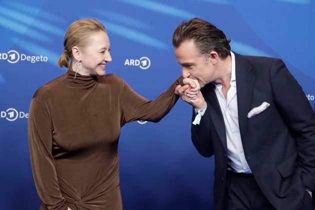 Anna Maria Mühe und Lucas Gregorowicz, Handkuss, bei der ARD BLUE HOUR 2026, Party zur 76. Internationalen Filmfestspiele Berlin, Berlinale, im Telegraphenamt in Berlin, Roter Teppich,