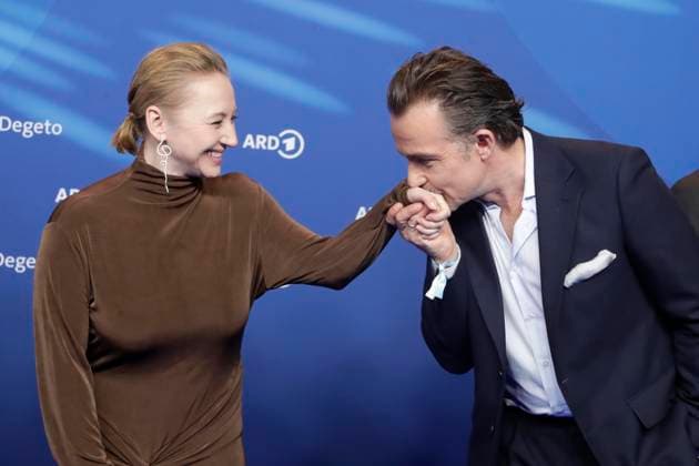 Anna Maria Mühe und Lucas Gregorowicz, Handkuss, bei der ARD BLUE HOUR 2026, Party zur 76. Internationalen Filmfestspiele Berlin, Berlinale, im Telegraphenamt in Berlin, Roter Teppich,