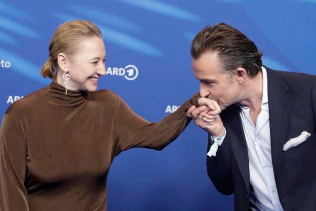 Anna Maria Mühe und Lucas Gregorowicz, Handkuss, bei der ARD BLUE HOUR 2026, Party zur 76. Internationalen Filmfestspiele Berlin, Berlinale, im Telegraphenamt in Berlin, Roter Teppich,