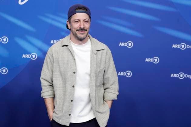 Fahri YardÄ±m, bei der ARD BLUE HOUR 2026, Party zur 76. Internationalen Filmfestspiele Berlin, Berlinale, im Telegraphenamt in Berlin, Roter Teppich,