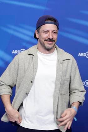 Fahri YardÄ±m, bei der ARD BLUE HOUR 2026, Party zur 76. Internationalen Filmfestspiele Berlin, Berlinale, im Telegraphenamt in Berlin, Roter Teppich,