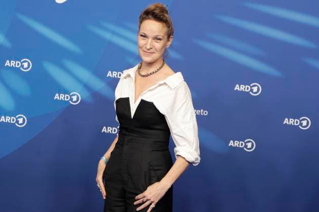 Jeanette Hain, bei der ARD BLUE HOUR 2026, Party zur 76. Internationalen Filmfestspiele Berlin, Berlinale, im Telegraphenamt in Berlin, Roter Teppich,