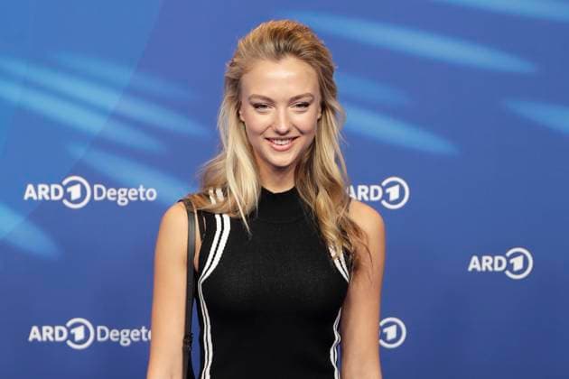 Lilly Krug, bei der ARD BLUE HOUR 2026, Party zur 76. Internationalen Filmfestspiele Berlin, Berlinale, im Telegraphenamt in Berlin, Roter Teppich,