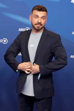 Edin Hasanovic, bei der ARD BLUE HOUR 2026, Party zur 76. Internationalen Filmfestspiele Berlin, Berlinale, im Telegraphenamt in Berlin, Roter Teppich,