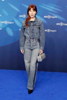 Nora von Waldstetten, bei der ARD BLUE HOUR 2026, Party zur 76. Internationalen Filmfestspiele Berlin, Berlinale, im Telegraphenamt in Berlin, Roter Teppich,