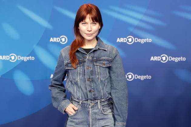 Nora von Waldstetten, bei der ARD BLUE HOUR 2026, Party zur 76. Internationalen Filmfestspiele Berlin, Berlinale, im Telegraphenamt in Berlin, Roter Teppich,