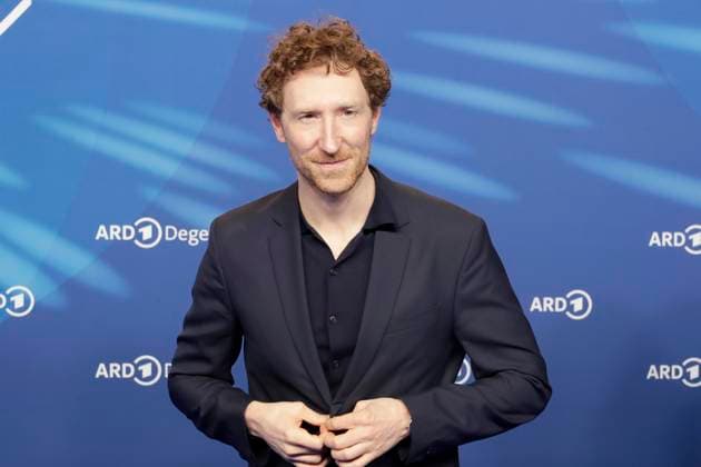 Louis Klamroth, bei der ARD BLUE HOUR 2026, Party zur 76. Internationalen Filmfestspiele Berlin, Berlinale, im Telegraphenamt in Berlin, Roter Teppich,