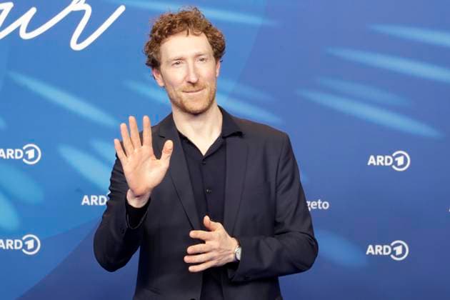 Louis Klamroth, bei der ARD BLUE HOUR 2026, Party zur 76. Internationalen Filmfestspiele Berlin, Berlinale, im Telegraphenamt in Berlin, Roter Teppich,