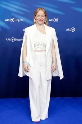 Jasmin Schwiers, bei der ARD BLUE HOUR 2026, Party zur 76. Internationalen Filmfestspiele Berlin, Berlinale, im Telegraphenamt in Berlin, Roter Teppich,