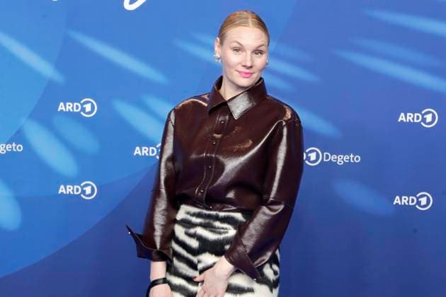 Rosalie Thomass, bei der ARD BLUE HOUR 2026, Party zur 76. Internationalen Filmfestspiele Berlin, Berlinale, im Telegraphenamt in Berlin, Roter Teppich,