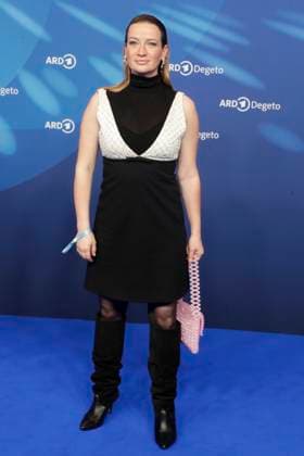 Nina Gummich, bei der ARD BLUE HOUR 2026, Party zur 76. Internationalen Filmfestspiele Berlin, Berlinale, im Telegraphenamt in Berlin, Roter Teppich,