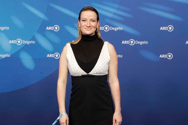 Nina Gummich, bei der ARD BLUE HOUR 2026, Party zur 76. Internationalen Filmfestspiele Berlin, Berlinale, im Telegraphenamt in Berlin, Roter Teppich,