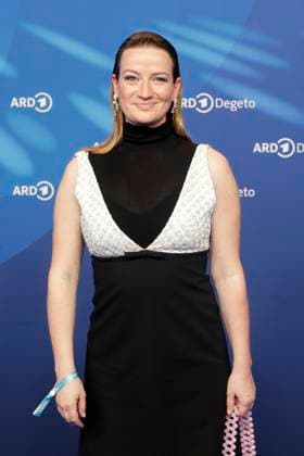 Nina Gummich, bei der ARD BLUE HOUR 2026, Party zur 76. Internationalen Filmfestspiele Berlin, Berlinale, im Telegraphenamt in Berlin, Roter Teppich,