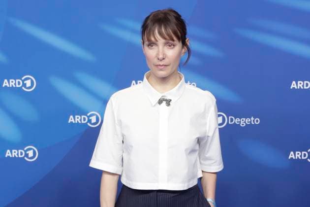 Julia Koschitz, bei der ARD BLUE HOUR 2026, Party zur 76. Internationalen Filmfestspiele Berlin, Berlinale, im Telegraphenamt in Berlin, Roter Teppich,