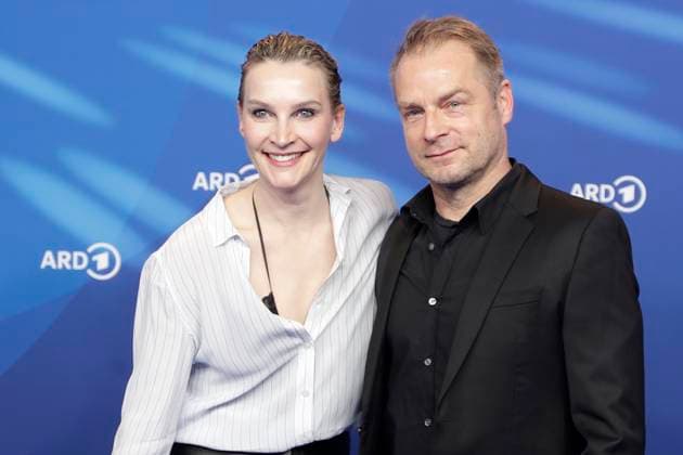 Jana Klinge, Hinnerk Schönemann, bei der ARD BLUE HOUR 2026, Party zur 76. Internationalen Filmfestspiele Berlin, Berlinale, im Telegraphenamt in Berlin, Roter Teppich,