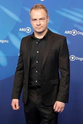 Hinnerk Schönemann, bei der ARD BLUE HOUR 2026, Party zur 76. Internationalen Filmfestspiele Berlin, Berlinale, im Telegraphenamt in Berlin, Roter Teppich,