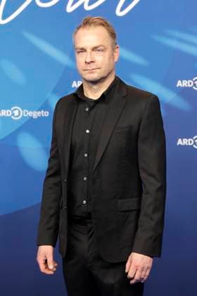 Hinnerk Schönemann, bei der ARD BLUE HOUR 2026, Party zur 76. Internationalen Filmfestspiele Berlin, Berlinale, im Telegraphenamt in Berlin, Roter Teppich,