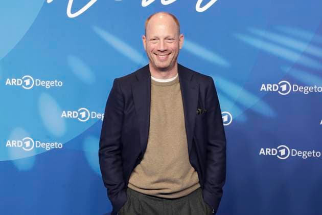 Johann von Buelow, bei der ARD BLUE HOUR 2026, Party zur 76. Internationalen Filmfestspiele Berlin, Berlinale, im Telegraphenamt in Berlin, Roter Teppich,