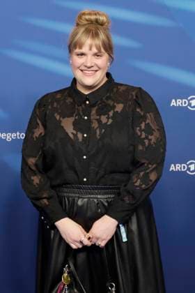 Stefanie Reinsperger, bei der ARD BLUE HOUR 2026, Party zur 76. Internationalen Filmfestspiele Berlin, Berlinale, im Telegraphenamt in Berlin, Roter Teppich,