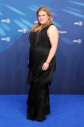 Stefanie Reinsperger, bei der ARD BLUE HOUR 2026, Party zur 76. Internationalen Filmfestspiele Berlin, Berlinale, im Telegraphenamt in Berlin, Roter Teppich,