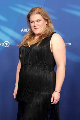 Stefanie Reinsperger, bei der ARD BLUE HOUR 2026, Party zur 76. Internationalen Filmfestspiele Berlin, Berlinale, im Telegraphenamt in Berlin, Roter Teppich,