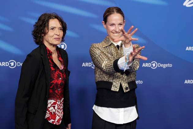 Ulrike Folkerts, Lisa Bitter, bei der ARD BLUE HOUR 2026, Party zur 76. Internationalen Filmfestspiele Berlin, Berlinale, im Telegraphenamt in Berlin, Roter Teppich,