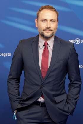 Max Riemelt, bei der ARD BLUE HOUR 2026, Party zur 76. Internationalen Filmfestspiele Berlin, Berlinale, im Telegraphenamt in Berlin, Roter Teppich,