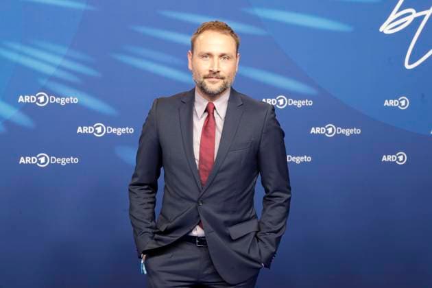 Max Riemelt, bei der ARD BLUE HOUR 2026, Party zur 76. Internationalen Filmfestspiele Berlin, Berlinale, im Telegraphenamt in Berlin, Roter Teppich,