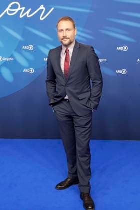 Max Riemelt, bei der ARD BLUE HOUR 2026, Party zur 76. Internationalen Filmfestspiele Berlin, Berlinale, im Telegraphenamt in Berlin, Roter Teppich,