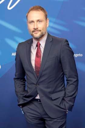 Max Riemelt, bei der ARD BLUE HOUR 2026, Party zur 76. Internationalen Filmfestspiele Berlin, Berlinale, im Telegraphenamt in Berlin, Roter Teppich,