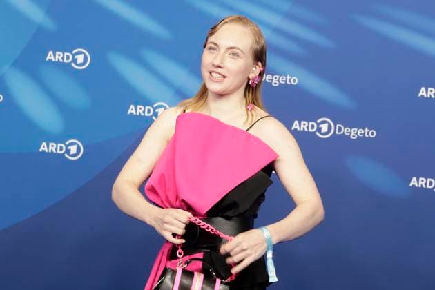 Elisa Schlott, bei der ARD BLUE HOUR 2026, Party zur 76. Internationalen Filmfestspiele Berlin, Berlinale, im Telegraphenamt in Berlin, Roter Teppich,