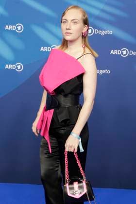 Elisa Schlott, bei der ARD BLUE HOUR 2026, Party zur 76. Internationalen Filmfestspiele Berlin, Berlinale, im Telegraphenamt in Berlin, Roter Teppich,