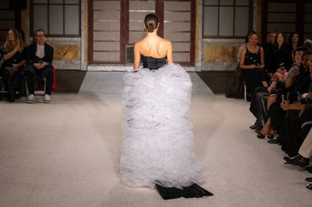 Sergio Hudson - Runway - February 2026 New York Fashion Week (NEW) Sergio Hudson - Runway - February 2026 New York Fashion Week. February 13, 2026, New York, New York, USA: A model walks the runway for the Sergio Hudson fashion show during the New York Fashion Week at the New York Public Library on February 13, 2026 in New York City. (Credit: M10s TheNews2) (Foto: M10s Thenews2 imago images) Sergio Hudson - Runway - February 2026 New York Fashion Week  Copyright: xRonxAdarx