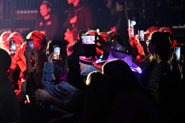KRISTIANSTAD, SWEDEN 20260214 Audience filming the artists on stage in Kristianstad Arena during Saturdays dress rehearsal for round 3 of Melodifestivalen 2026 KRISTIANSTAD SWEDEN x50090x  Copyright: xJohanxNilsson TTx MELODIFESTIVALEN 2026 KRISTIANSTAD ZwayIybvLog